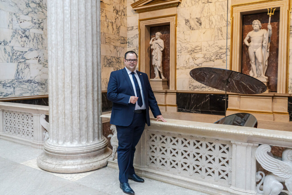 Abg. z. NR Ing. Thomas Elian im oberen Vestibül des Parlamentsgebäudes